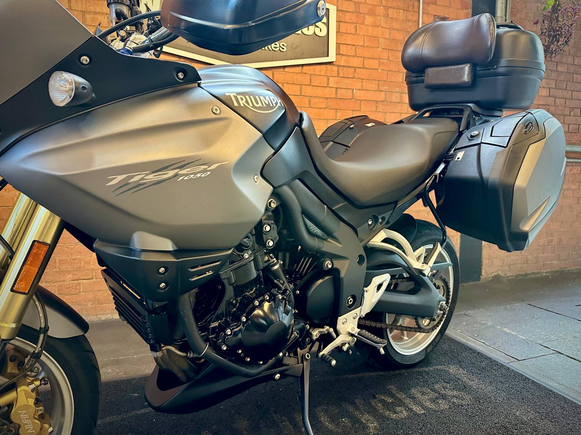 TRIUMPH TIGER 1050