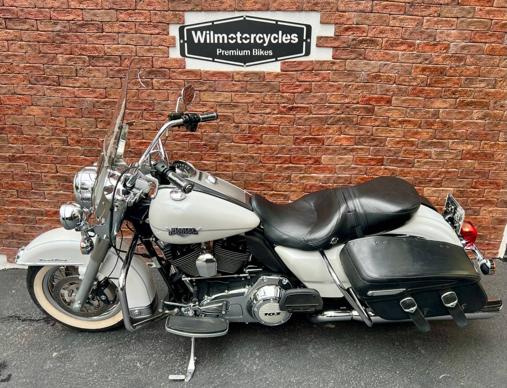HARLEY-DAVIDSON ROAD KING CLASSIC