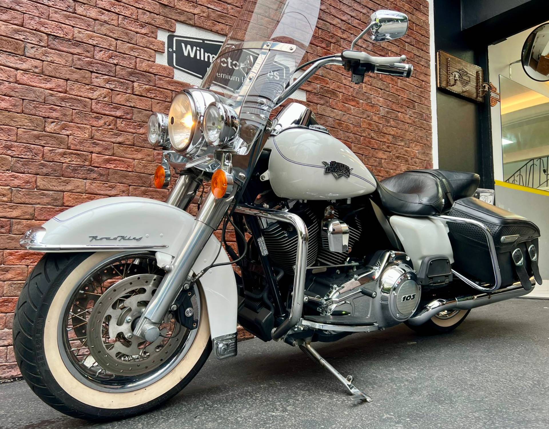 HARLEY-DAVIDSON ROAD KING CLASSIC
