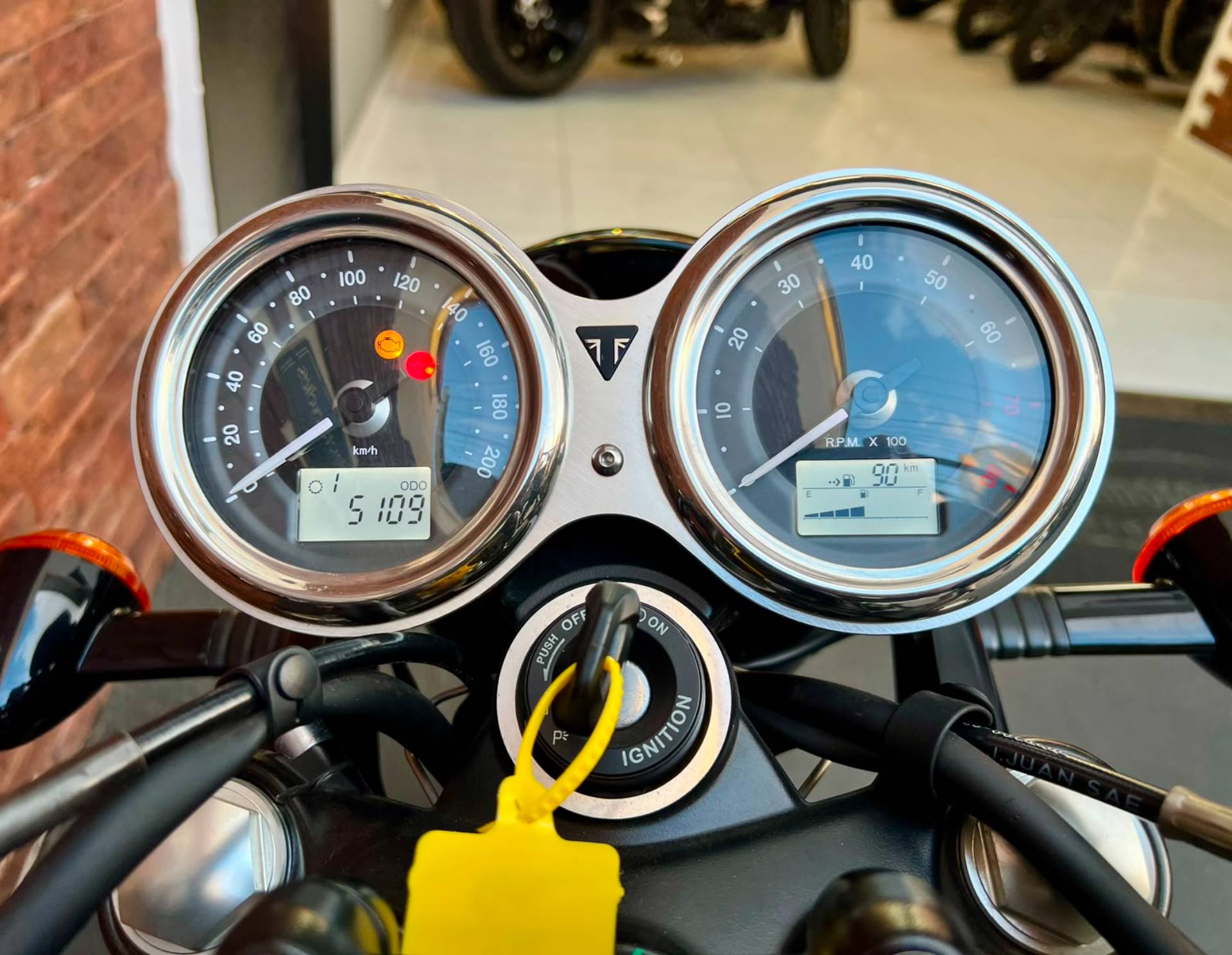 TRIUMPH BONNEVILLE T100 BLACK 900