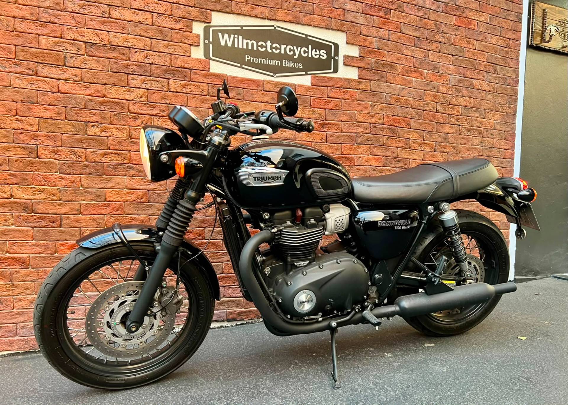 TRIUMPH BONNEVILLE T100 BLACK 900