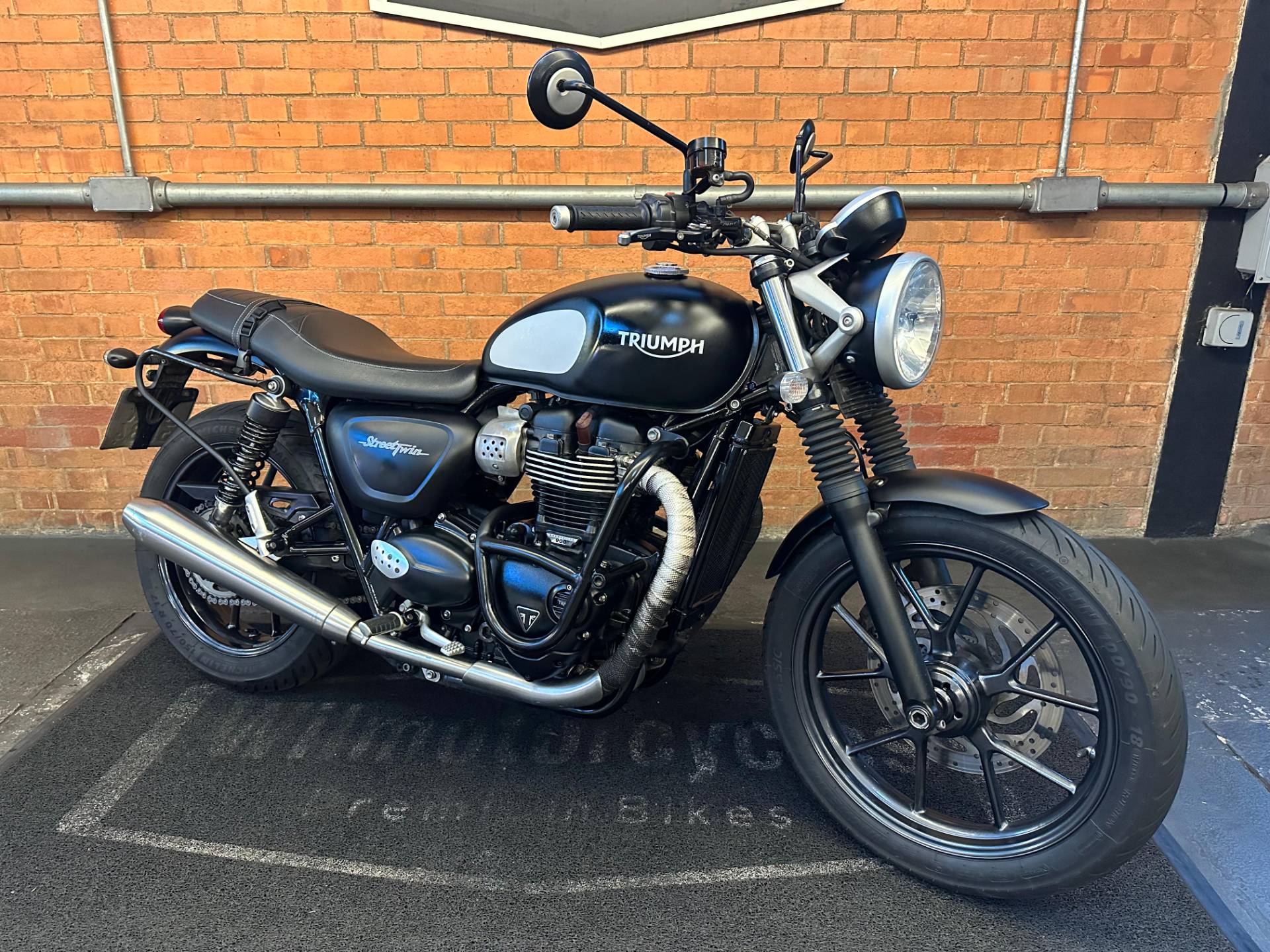 TRIUMPH STREET TWIN