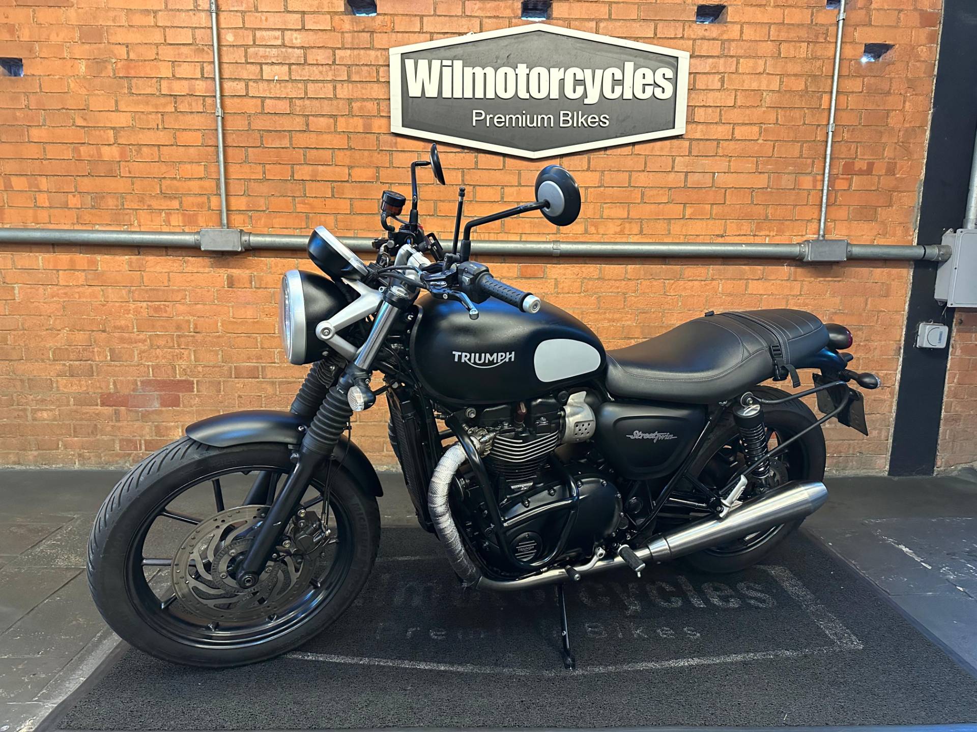 TRIUMPH STREET TWIN