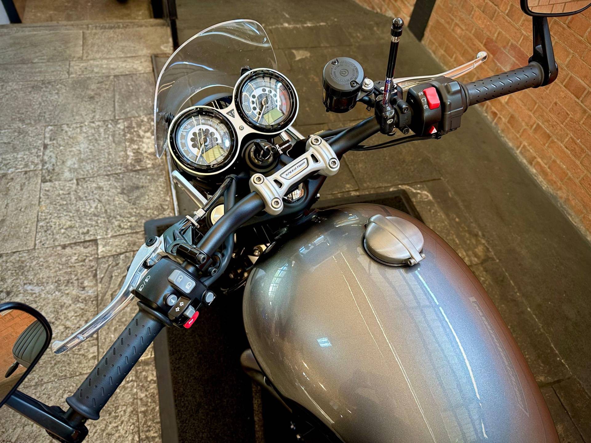 TRIUMPH SPEED TWIN 