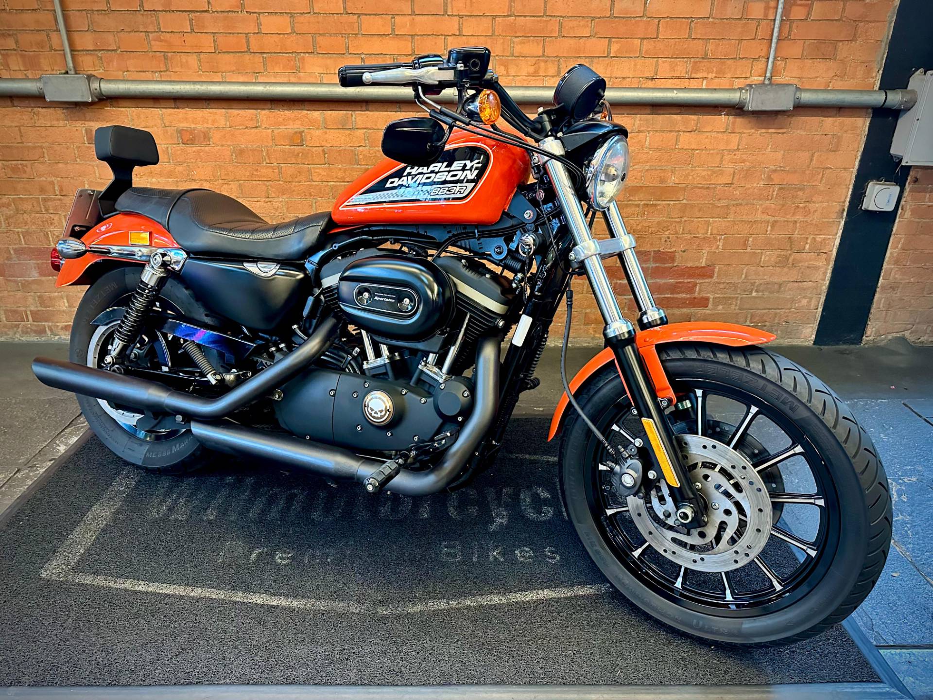HARLEY-DAVIDSON SPORTSTER XL 883 R