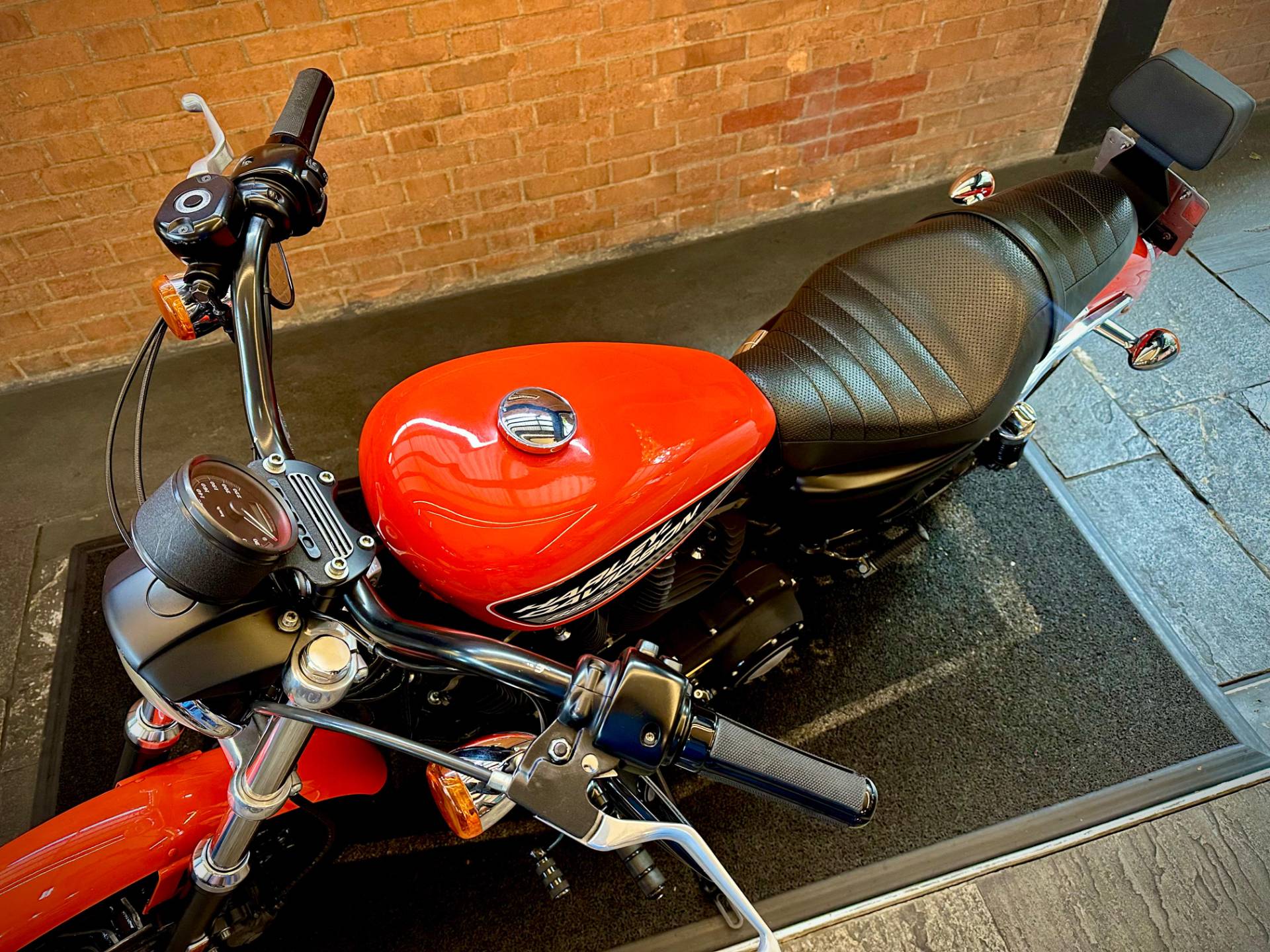 HARLEY-DAVIDSON SPORTSTER XL 883 R