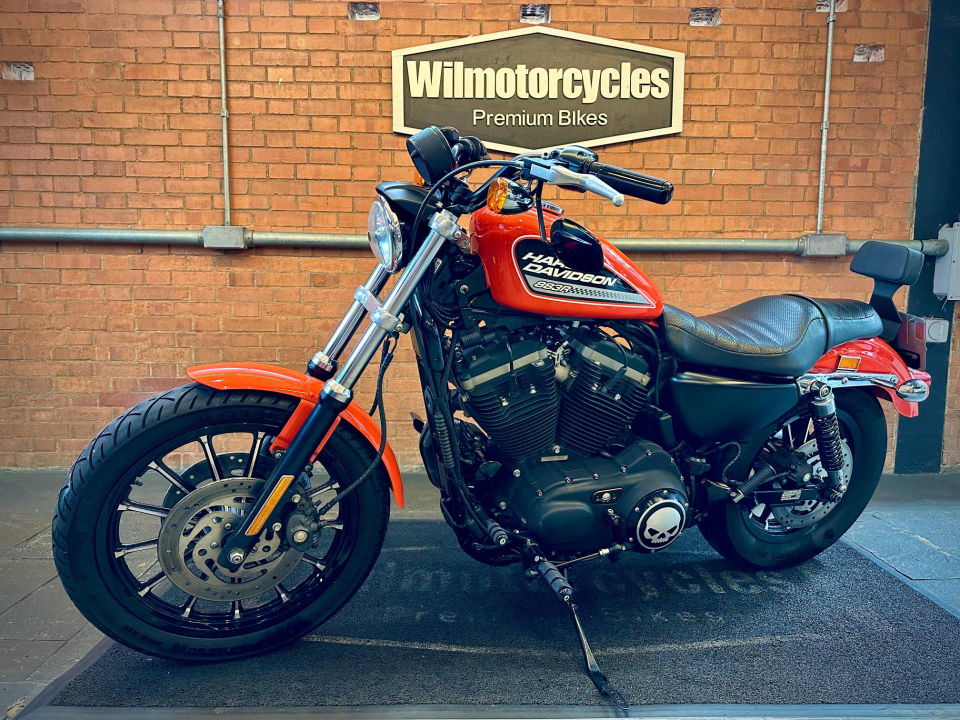 HARLEY-DAVIDSON SPORTSTER XL 883 R