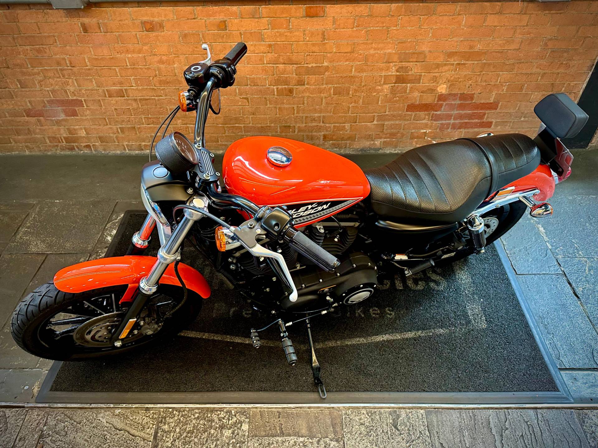 HARLEY-DAVIDSON SPORTSTER XL 883 R