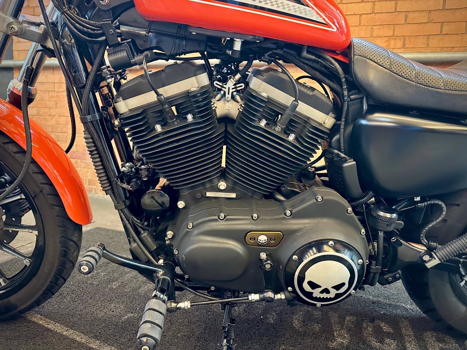 HARLEY-DAVIDSON SPORTSTER XL 883 R