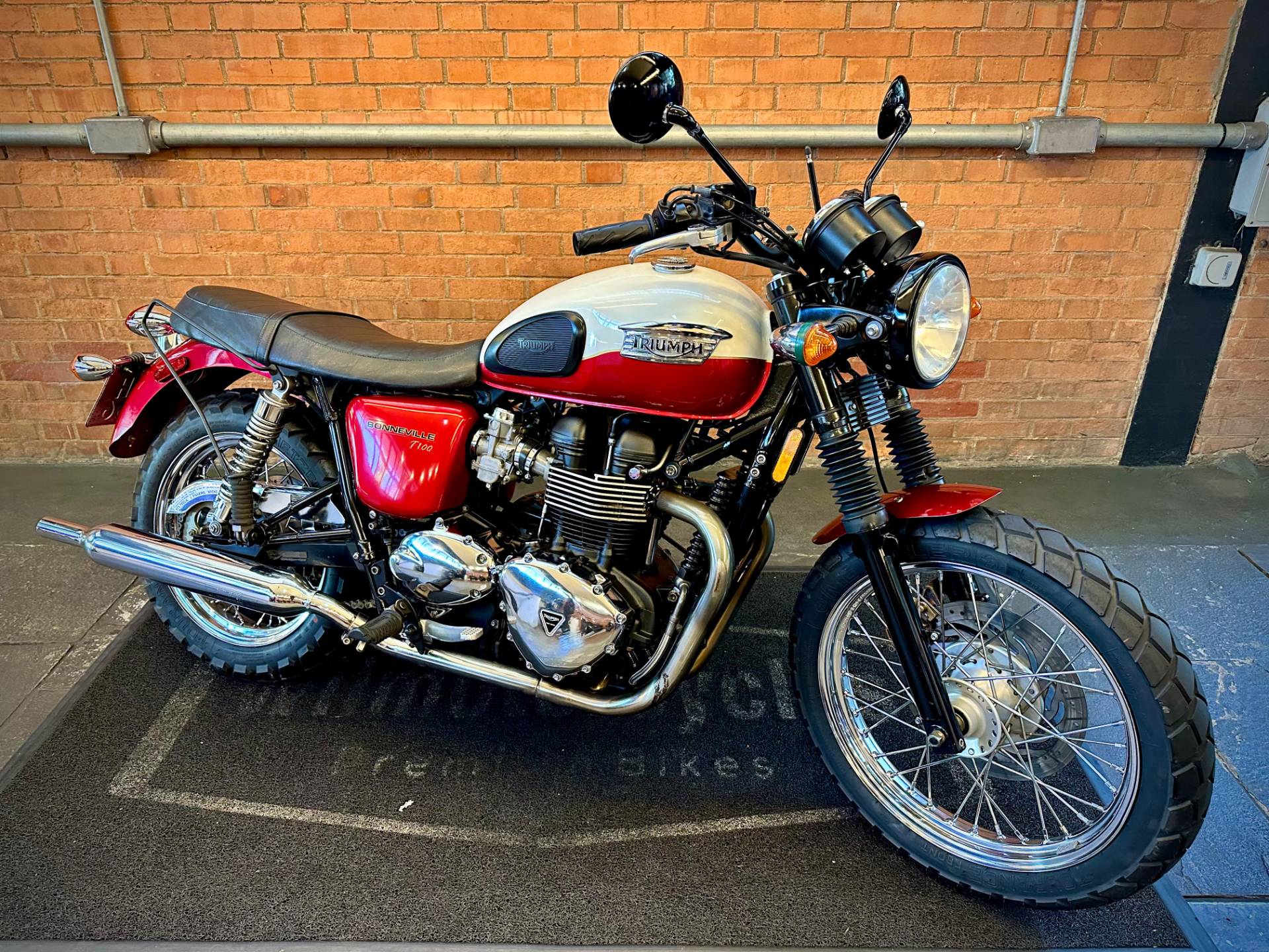 TRIUMPH BONNEVILLE T 100 865
