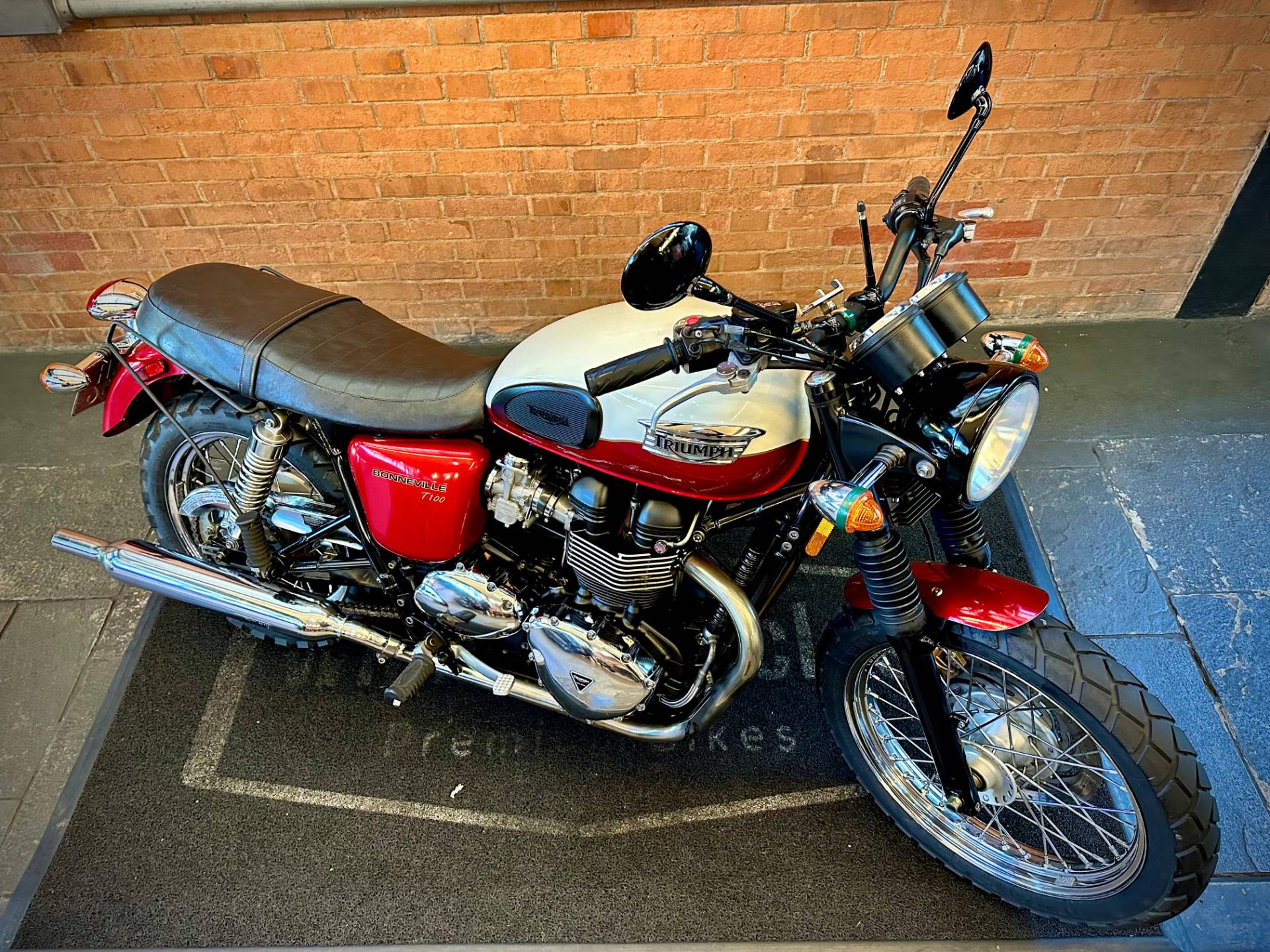 TRIUMPH BONNEVILLE T 100 865