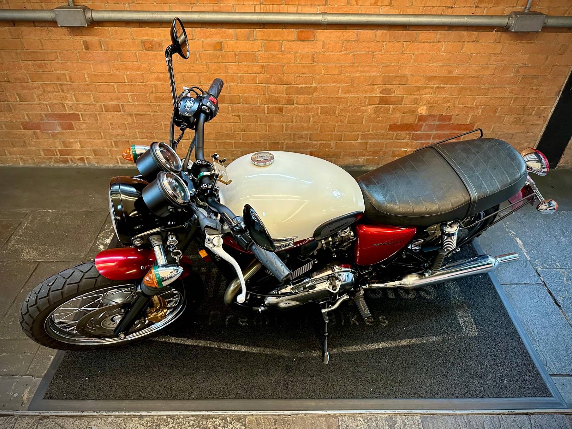 TRIUMPH BONNEVILLE T 100 865