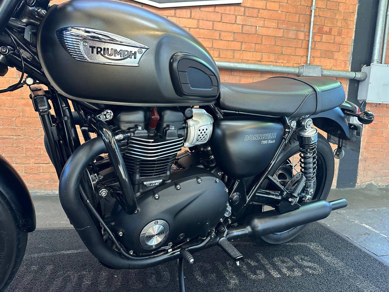 TRIUMPH BONNEVILLE T100 BLACK 900