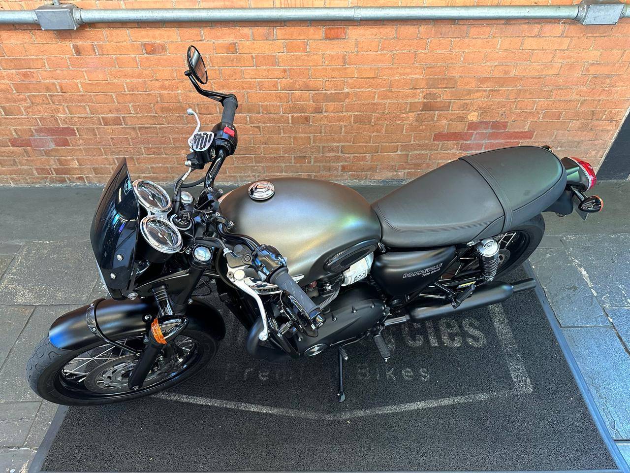 TRIUMPH BONNEVILLE T100 BLACK 900