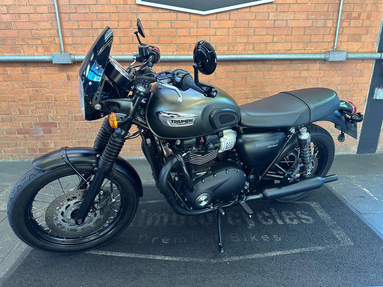 TRIUMPH BONNEVILLE T100 BLACK 900