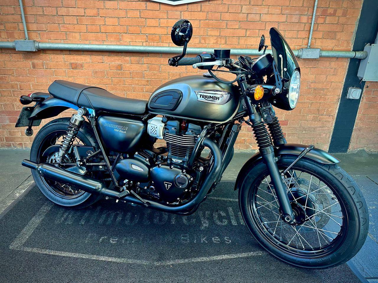 TRIUMPH BONNEVILLE T100 BLACK 900