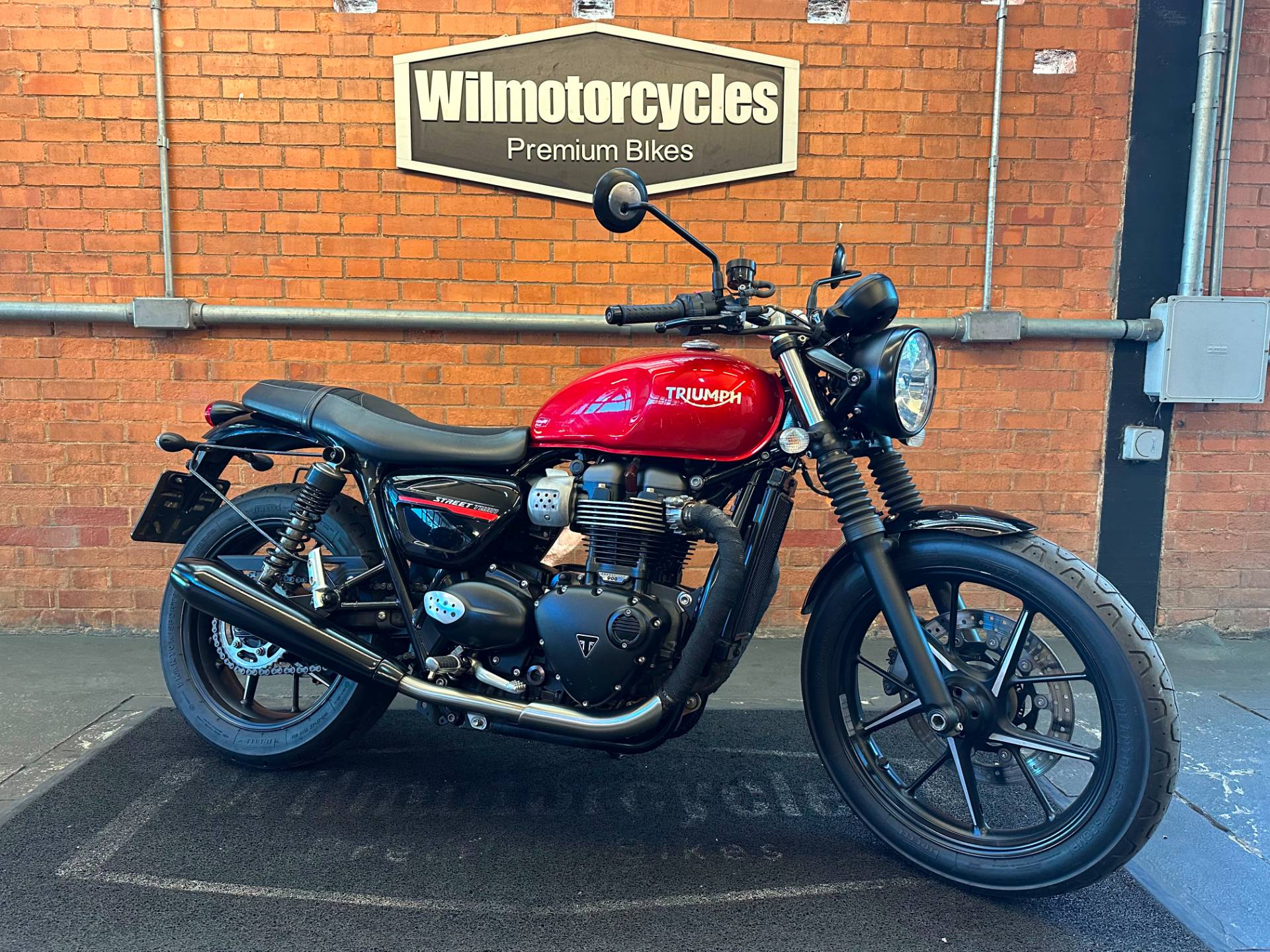 TRIUMPH STREET TWIN