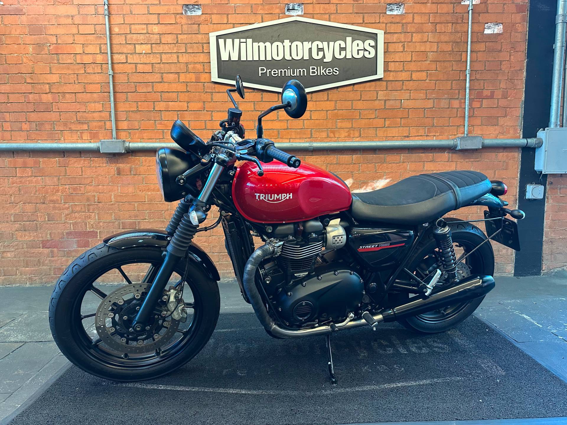TRIUMPH STREET TWIN