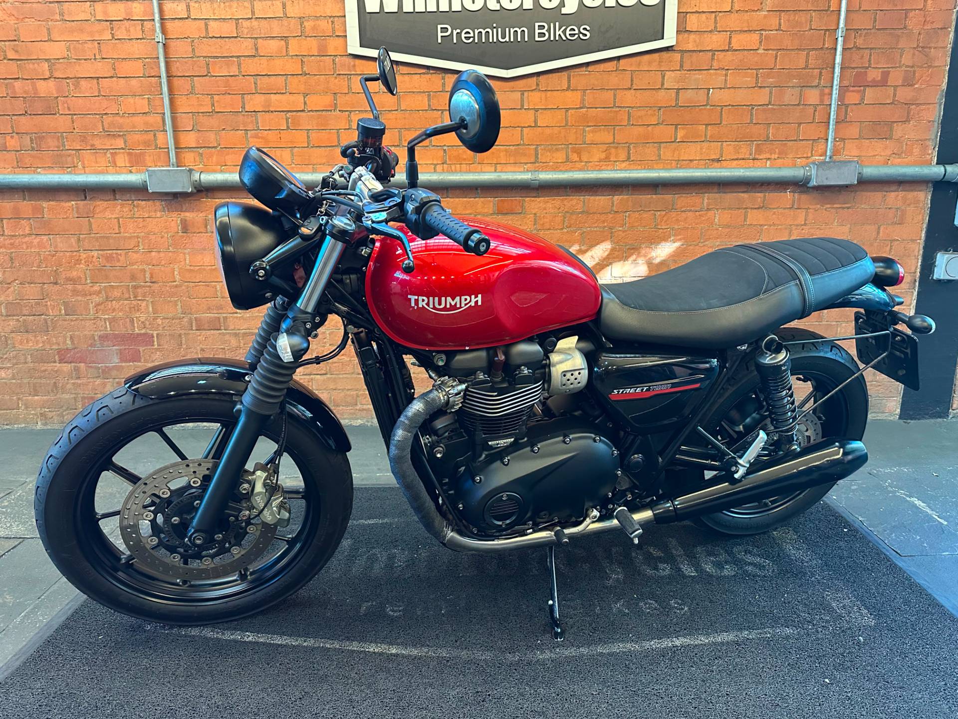 TRIUMPH STREET TWIN