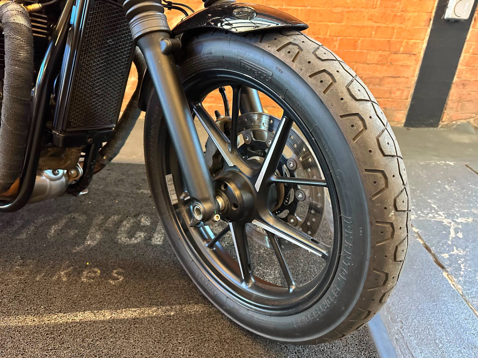 TRIUMPH STREET TWIN