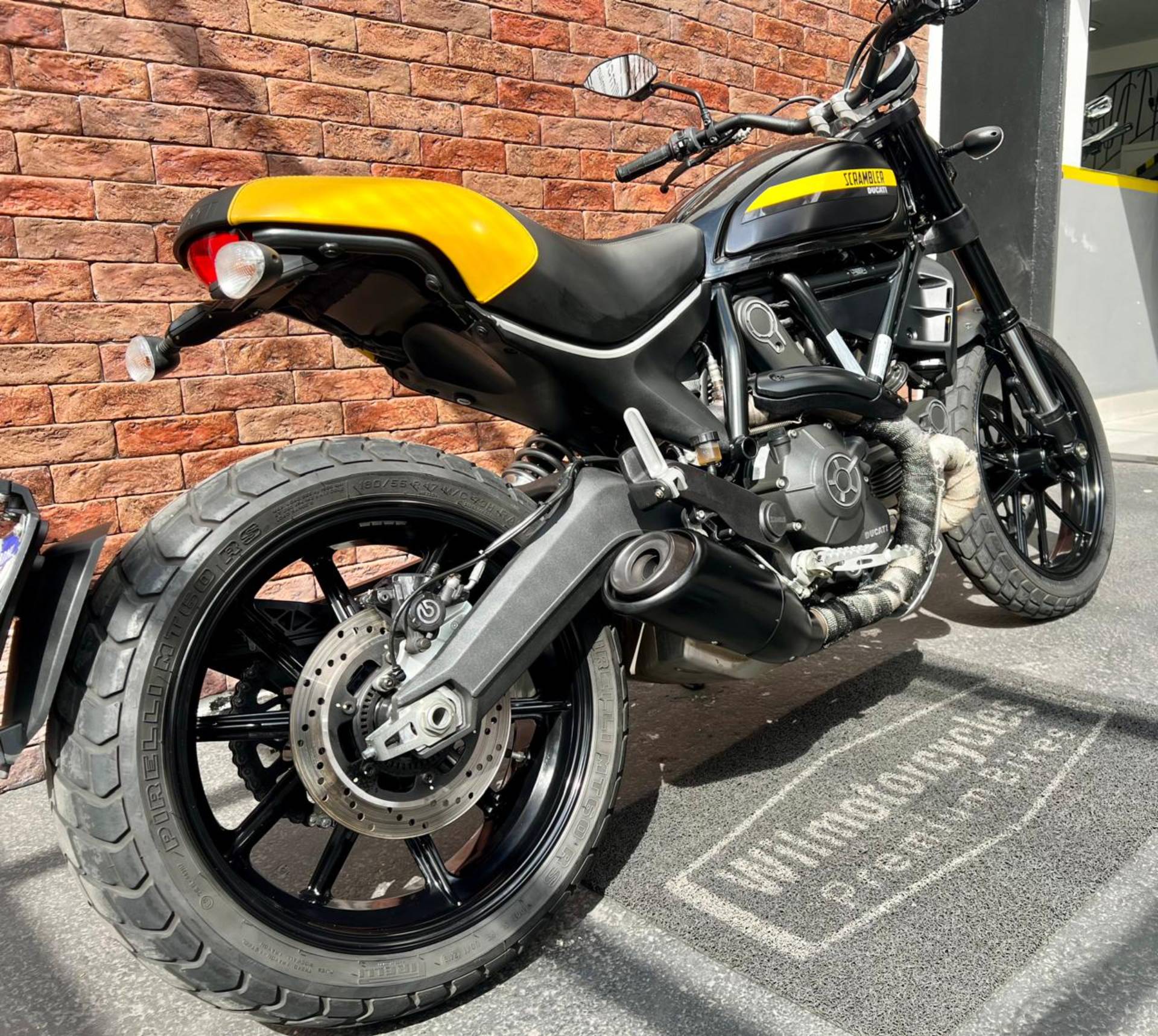 DUCATI SCRAMBLER FULL THROTTLE