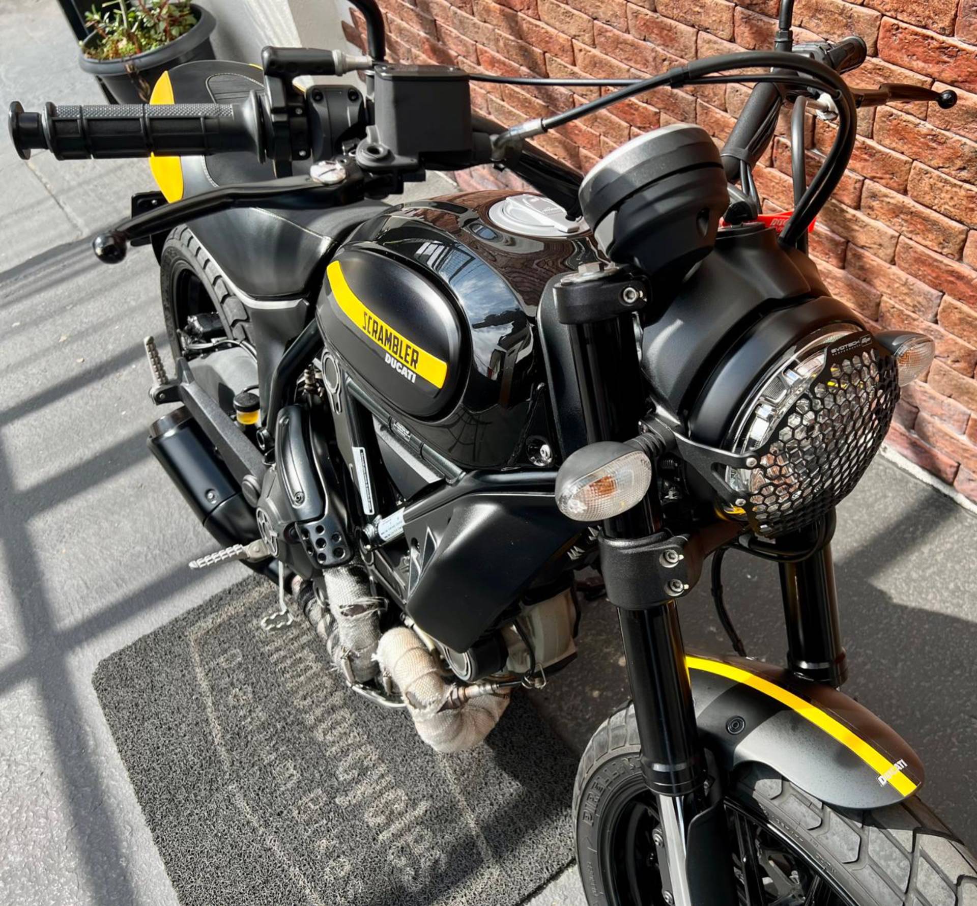DUCATI SCRAMBLER FULL THROTTLE