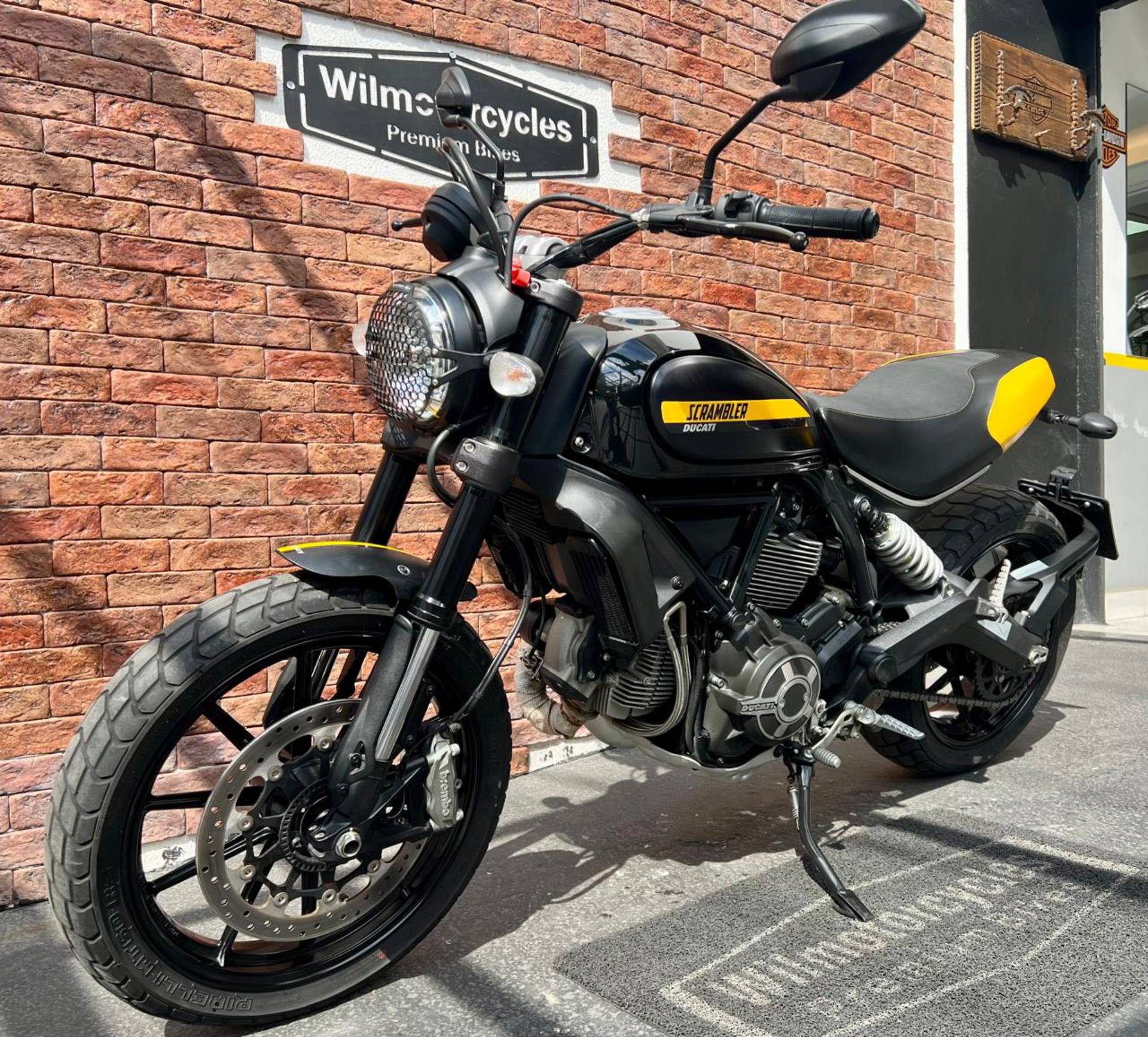 DUCATI SCRAMBLER FULL THROTTLE