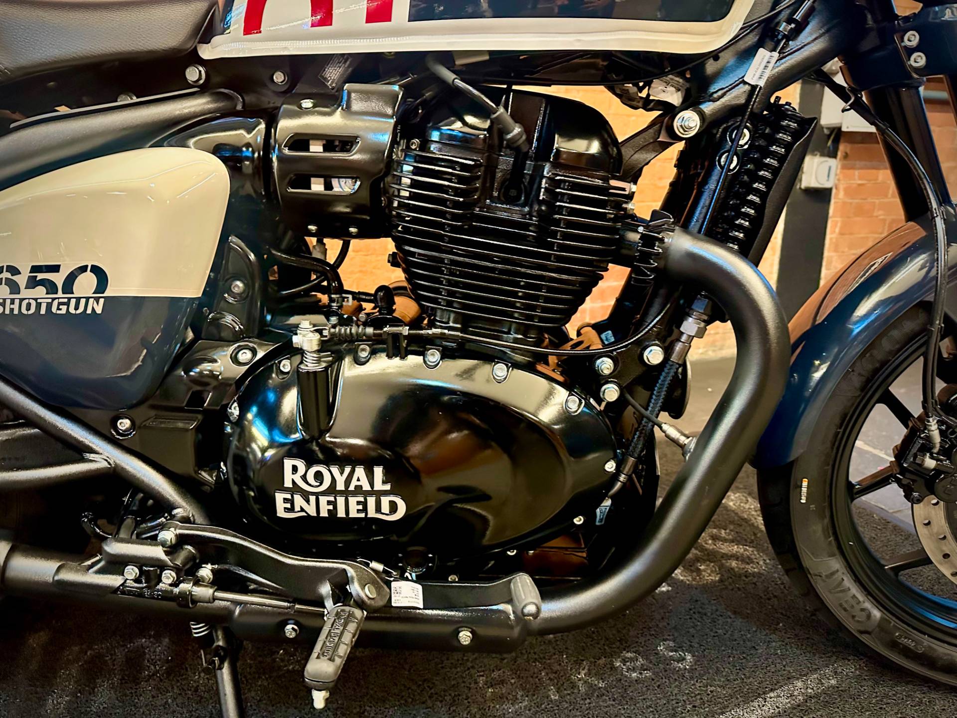 ROYAL ENFIELD SHOTGUN 650 STENCIL WHITE