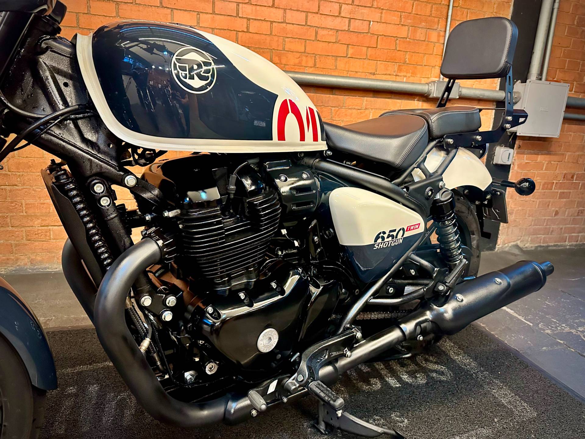 ROYAL ENFIELD SHOTGUN 650 STENCIL WHITE
