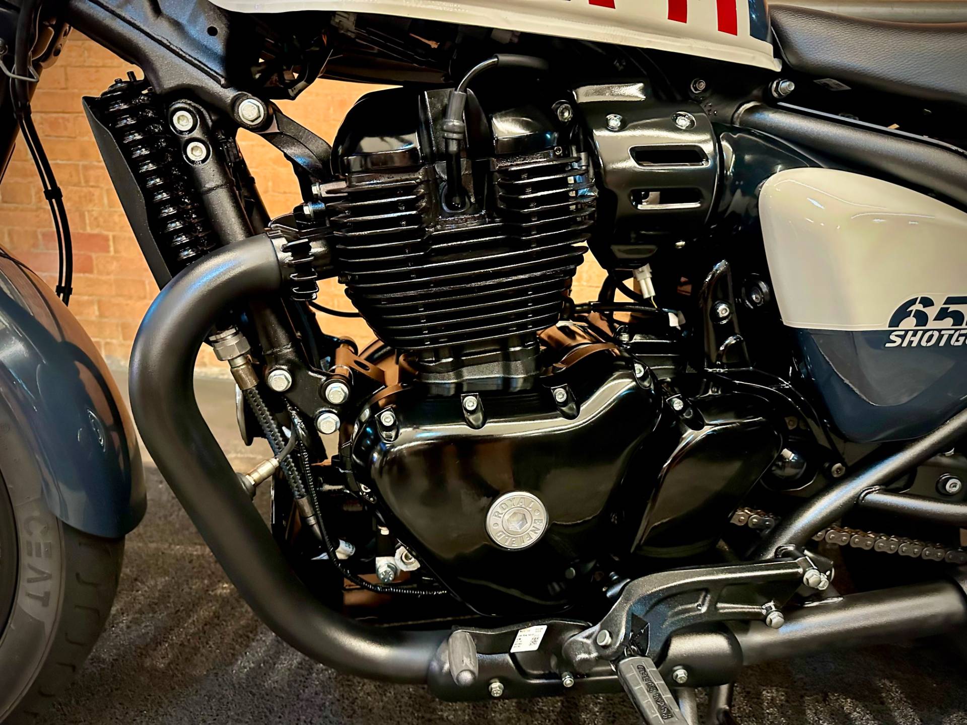 ROYAL ENFIELD SHOTGUN 650 STENCIL WHITE