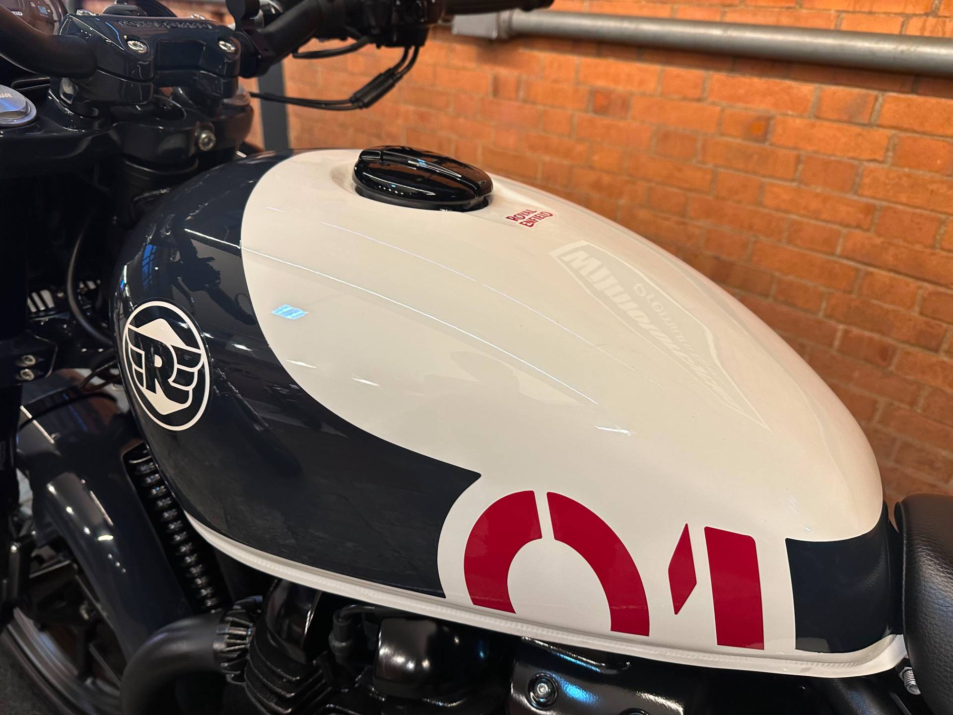 ROYAL ENFIELD SHOTGUN 650 STENCIL WHITE