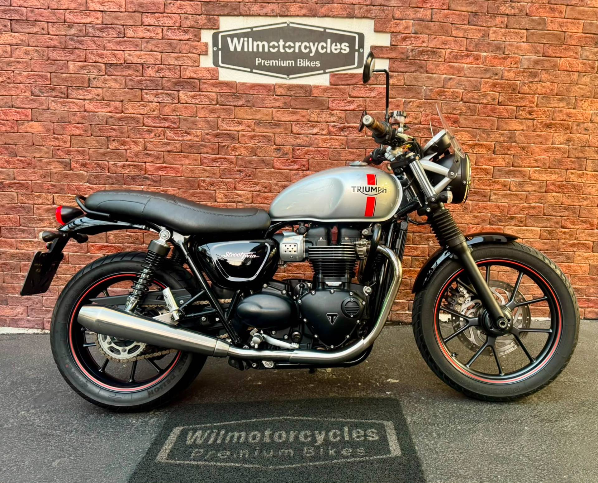 TRIUMPH STREET TWIN
