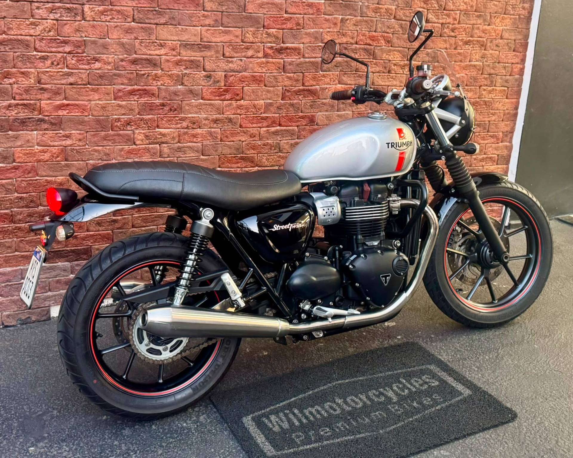 TRIUMPH STREET TWIN