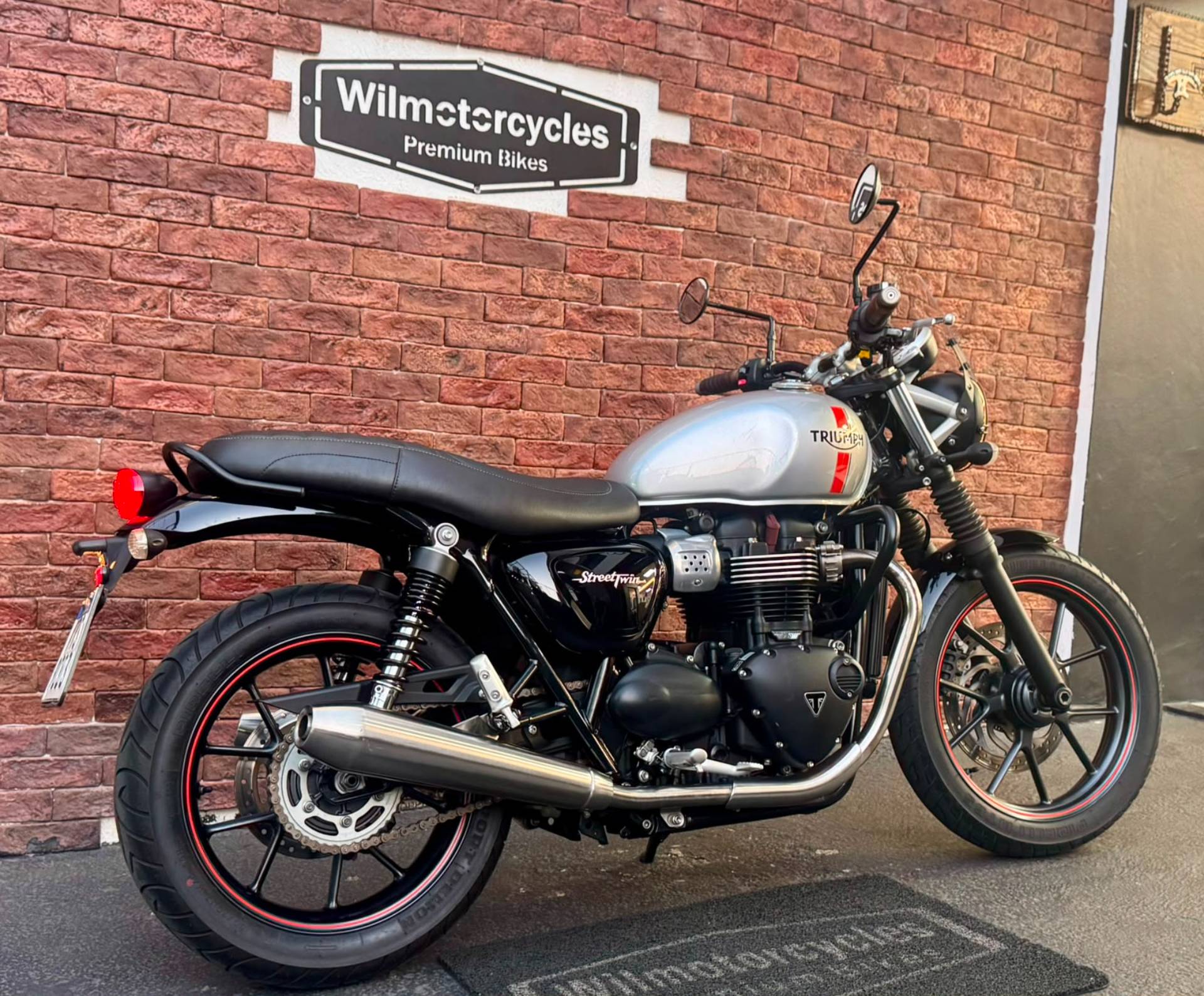 TRIUMPH STREET TWIN