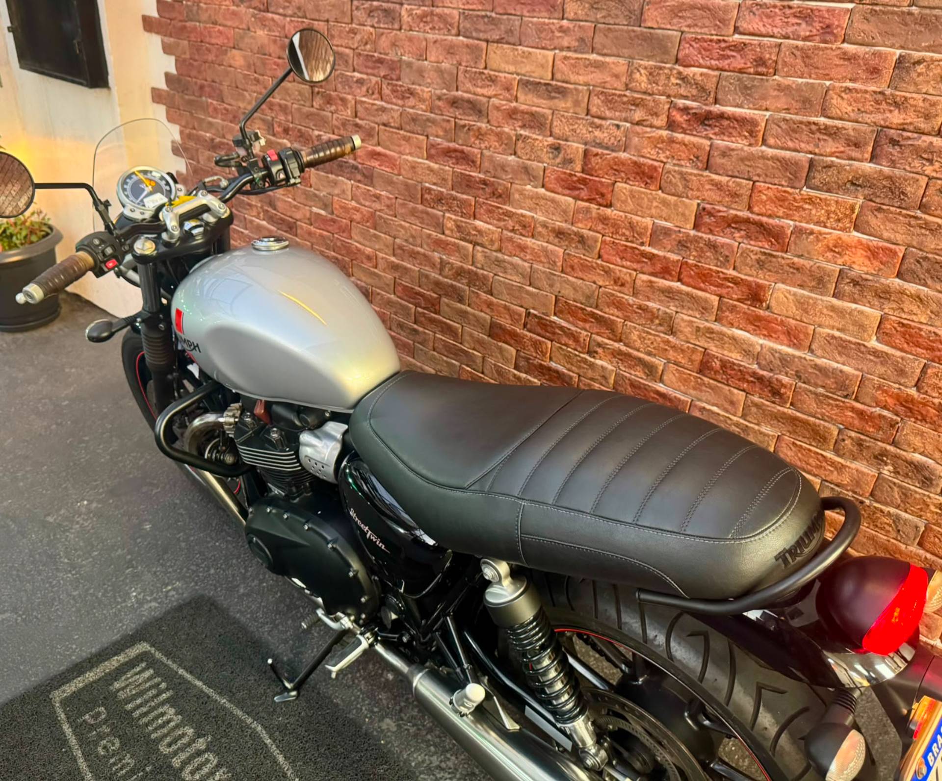 TRIUMPH STREET TWIN