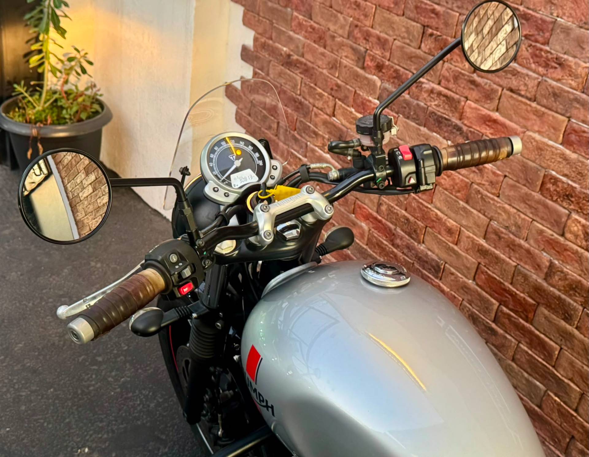 TRIUMPH STREET TWIN