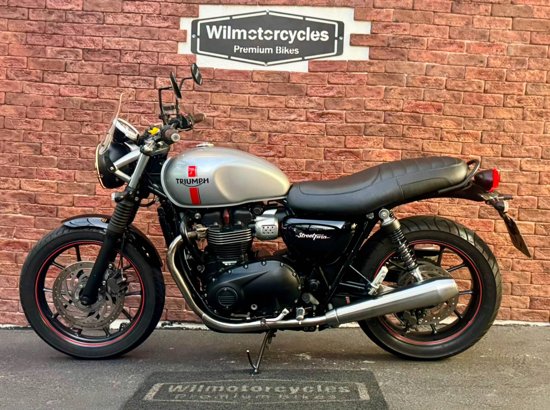 TRIUMPH STREET TWIN