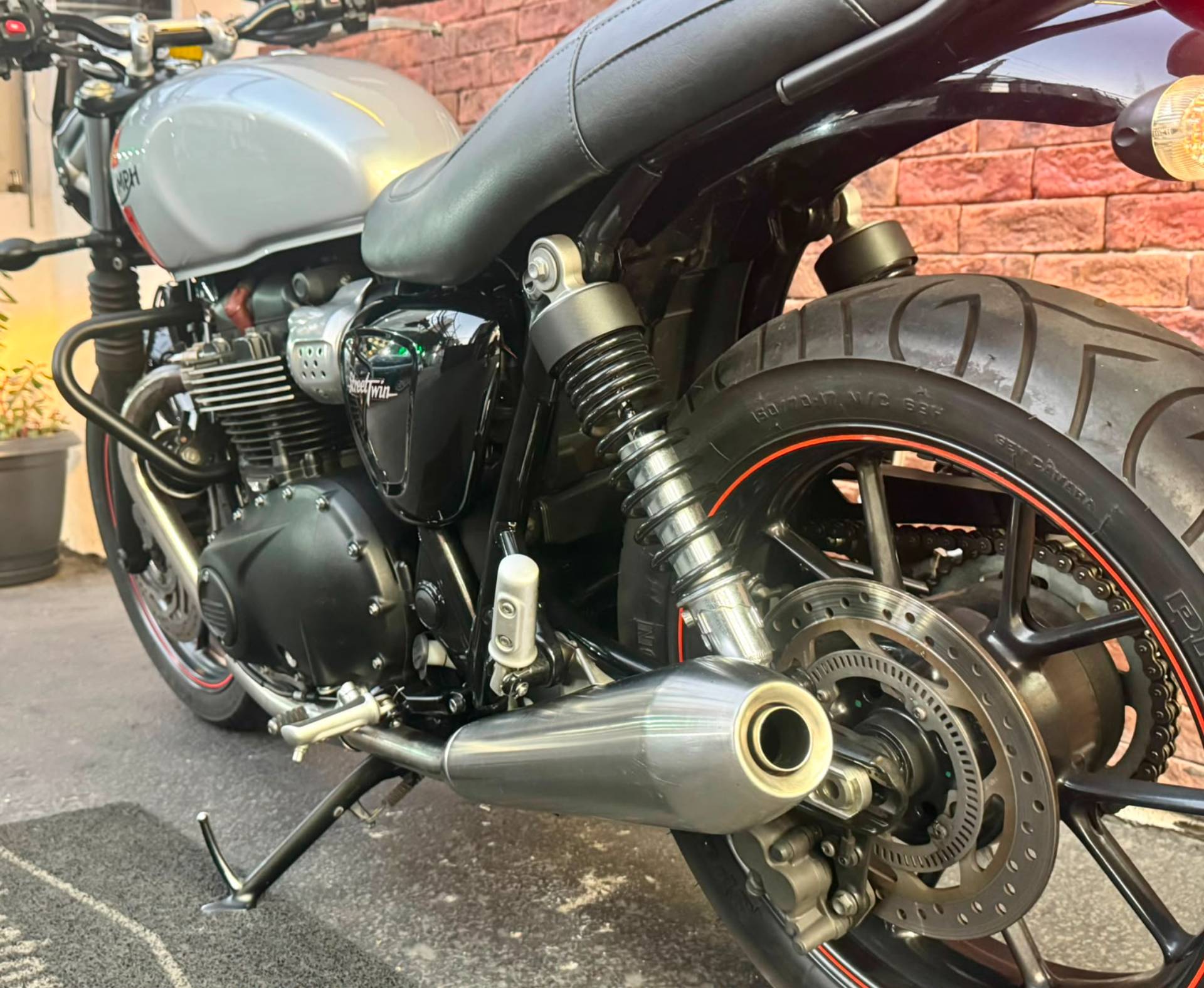 TRIUMPH STREET TWIN
