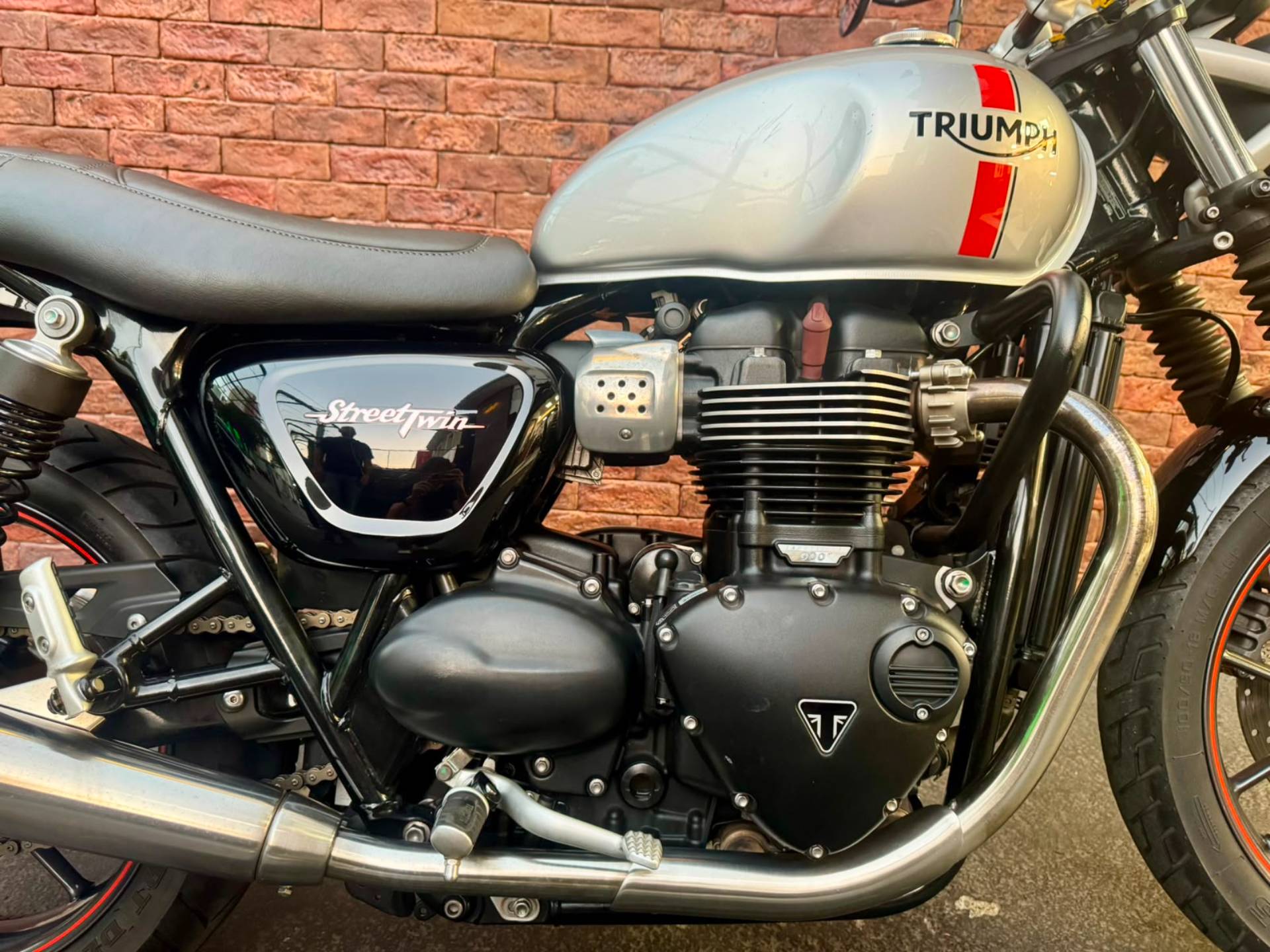 TRIUMPH STREET TWIN