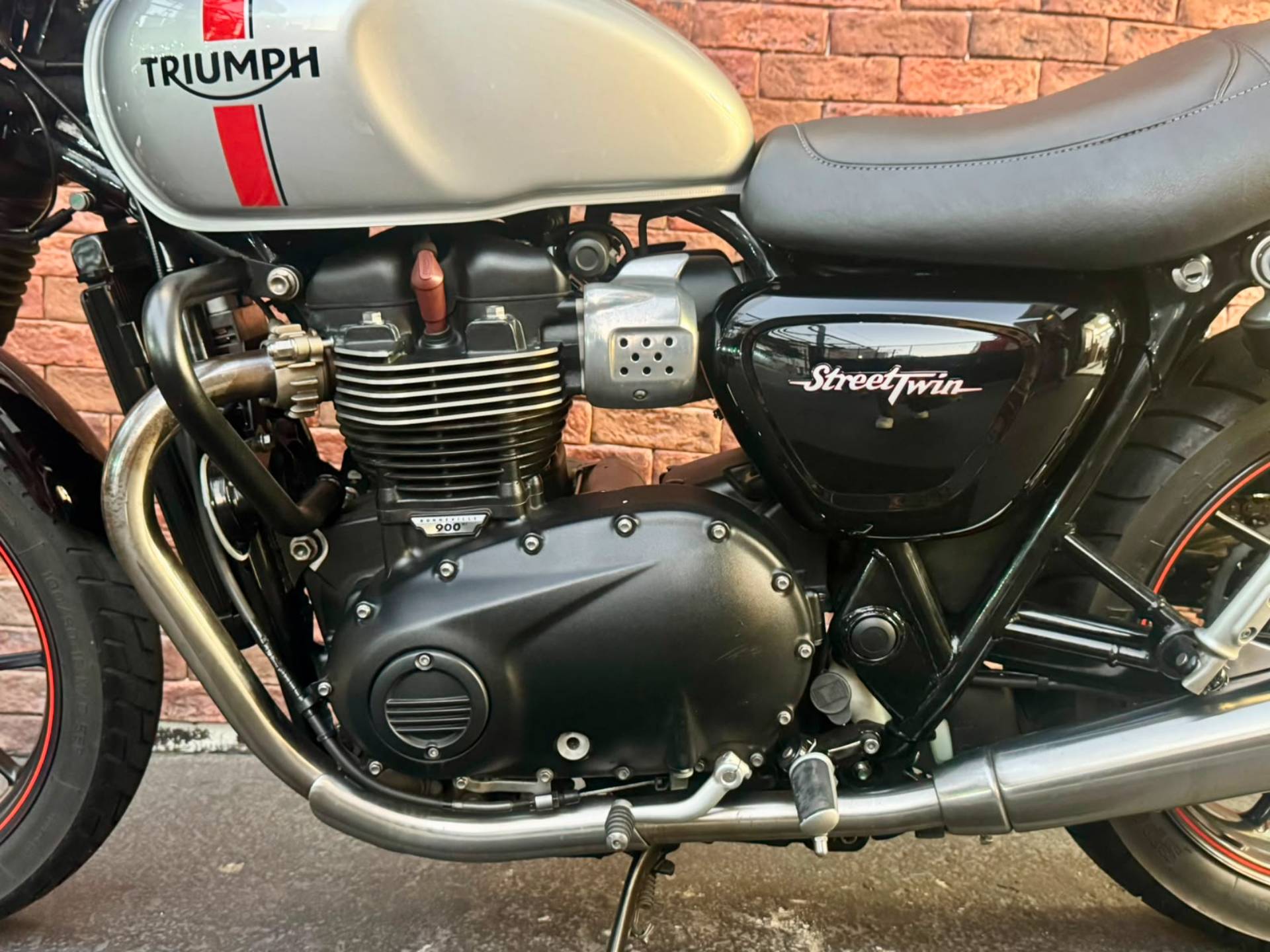TRIUMPH STREET TWIN
