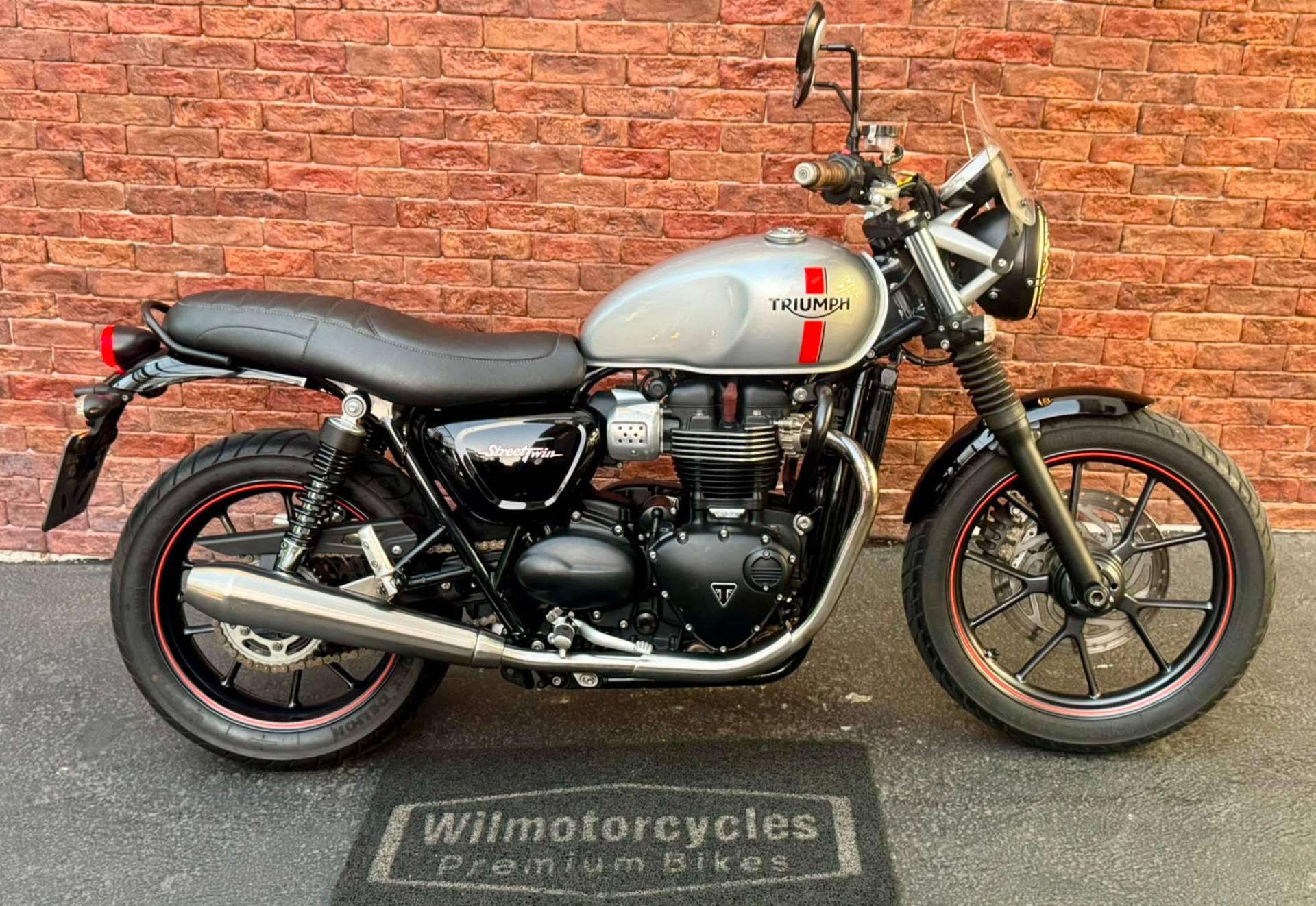 TRIUMPH STREET TWIN