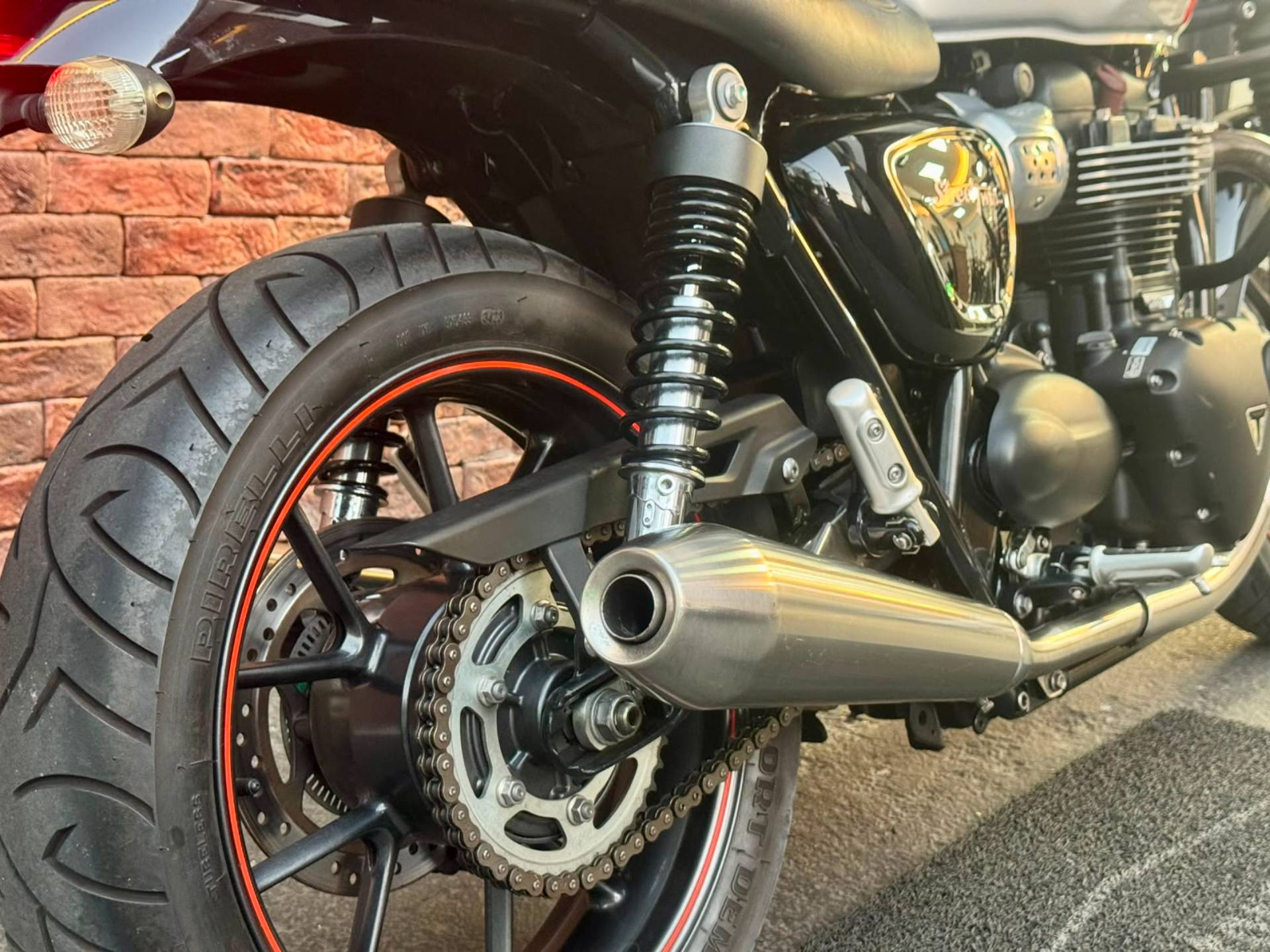 TRIUMPH STREET TWIN