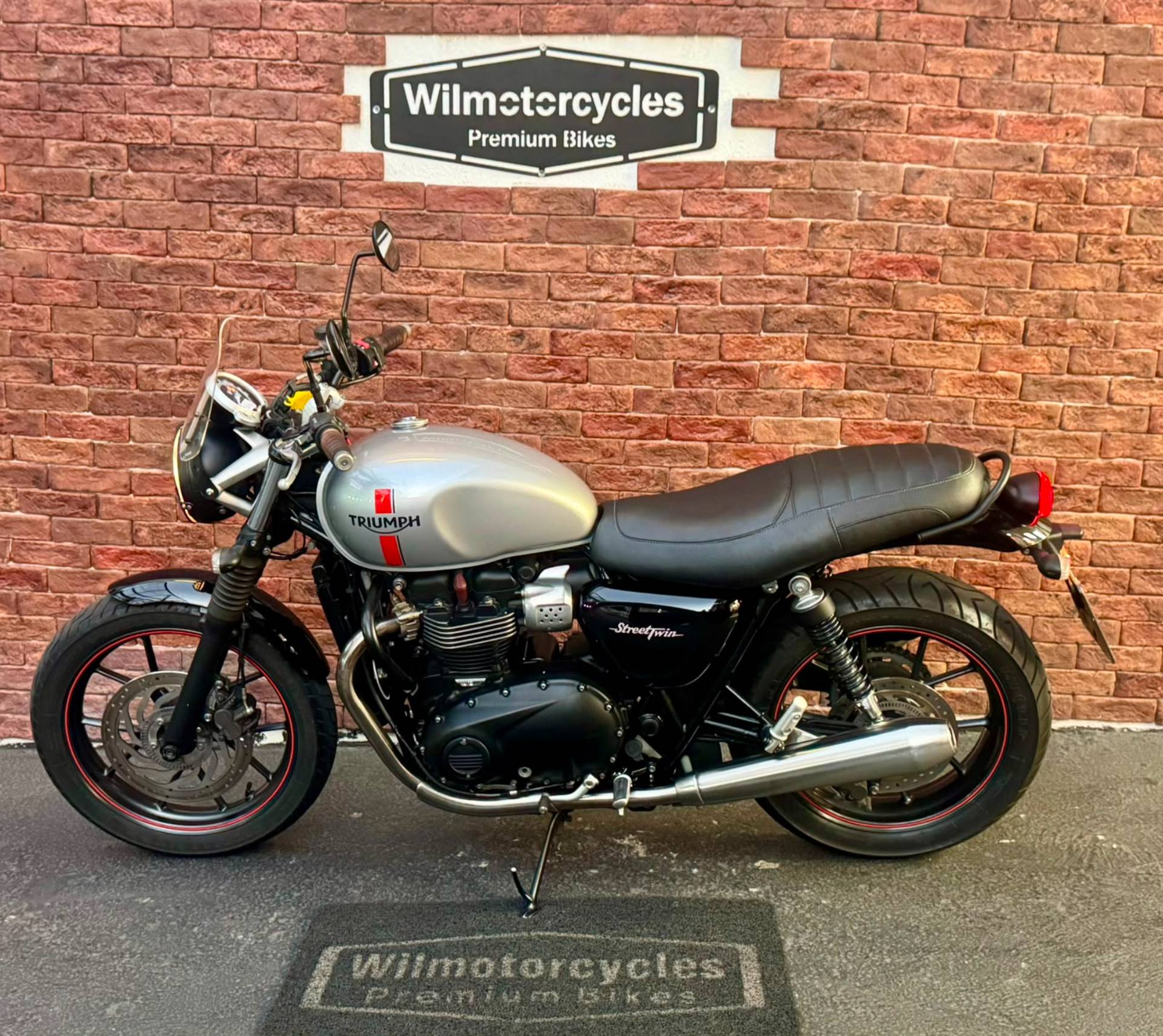 TRIUMPH STREET TWIN