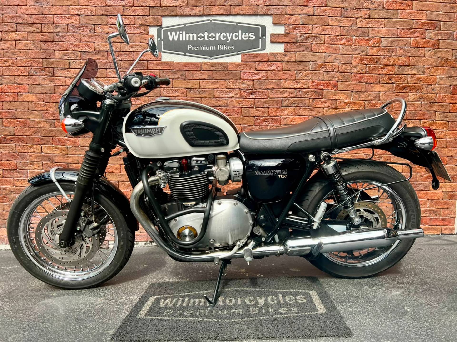 TRIUMPH BONNEVILLE T120 1200
