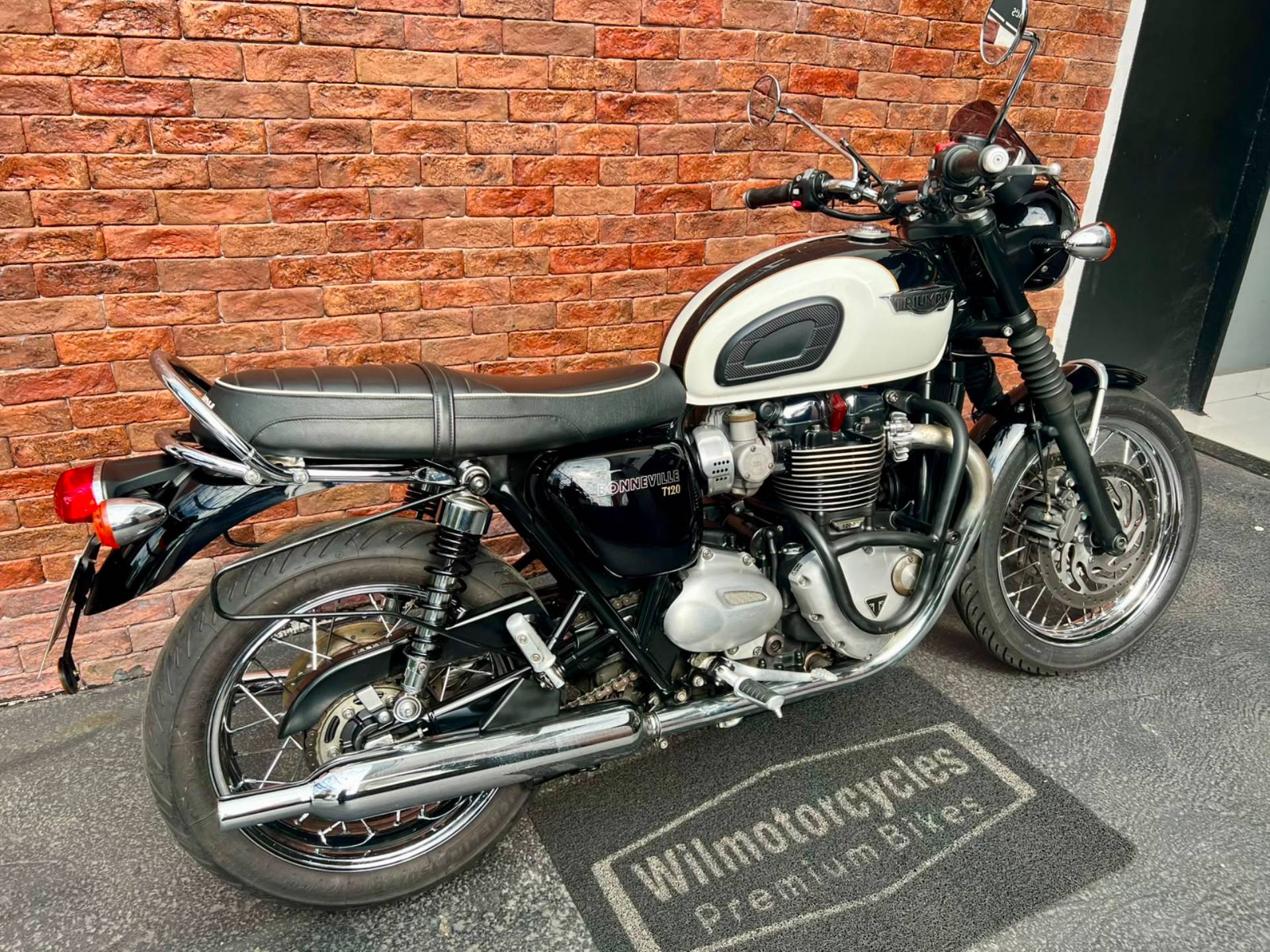 TRIUMPH BONNEVILLE T120 1200