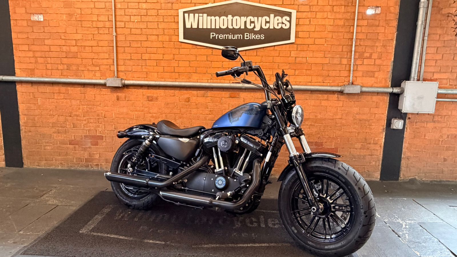 HARLEY-DAVIDSON SPORTSTER IRON 883
