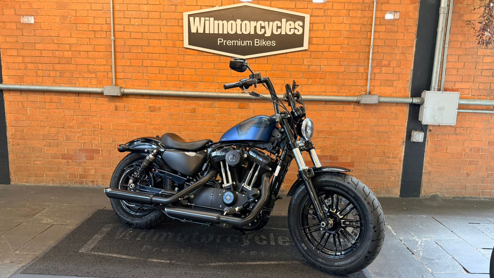 HARLEY-DAVIDSON SPORTSTER IRON 883
