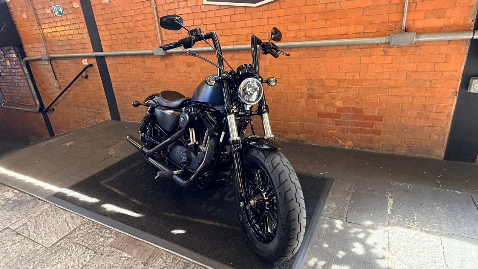 HARLEY-DAVIDSON SPORTSTER IRON 883