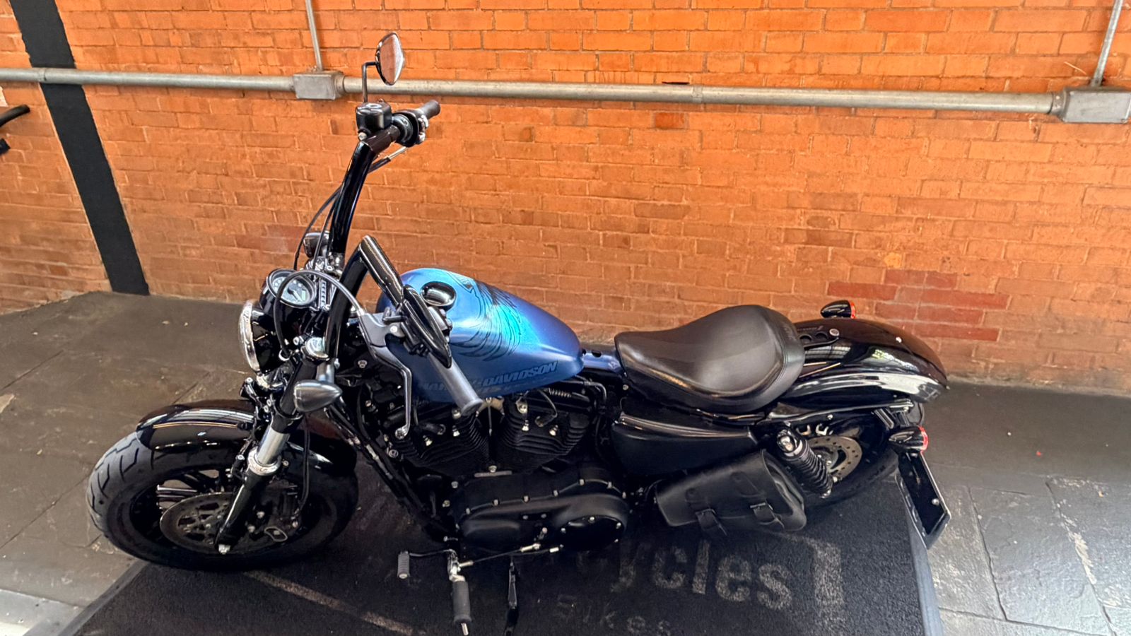 HARLEY-DAVIDSON SPORTSTER IRON 883