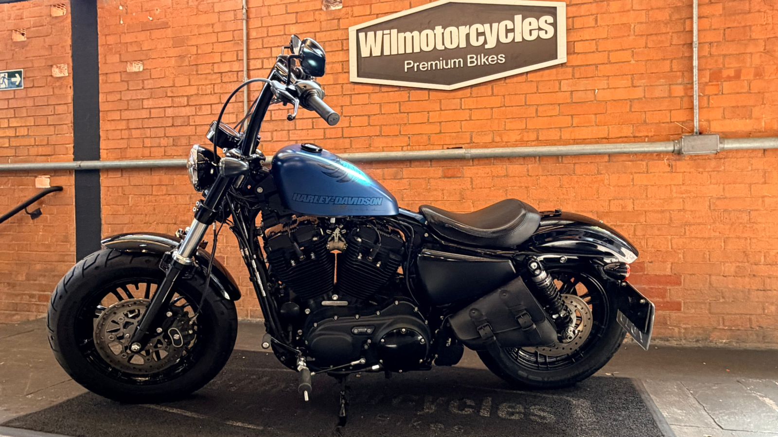 HARLEY-DAVIDSON SPORTSTER IRON 883